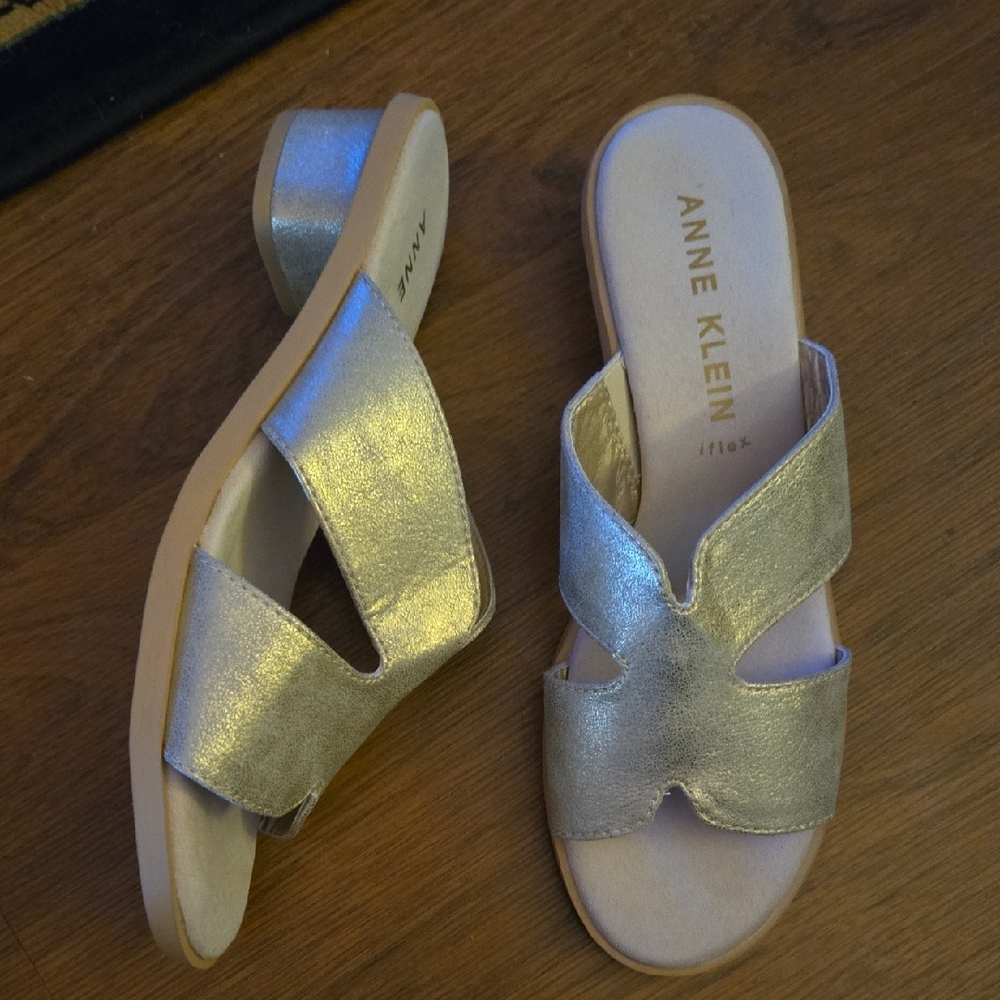 Anne Klein Aktania IFlex Gold Sparkle Slides Rubber Sole 1.75" Heel 7.5 M NEW